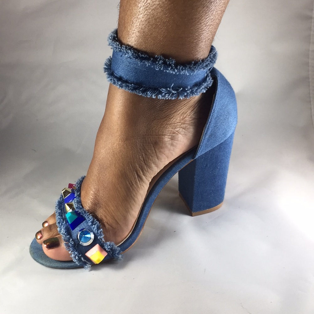 Very cute heel sandals!